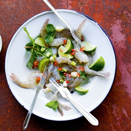 Scharfer Salat aus rohen Garnelen (Gung Sot Tschä Nam Pla)