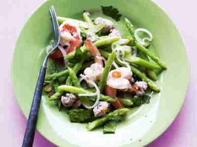 Pikanter Salat mit grünem Spargel (Yam Noh Maai Farang)