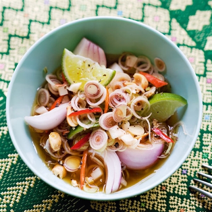 Pikanter Salat mit Zitronengras (Yam Takrai)