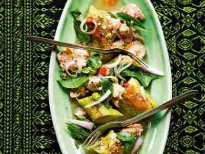 Pikanter Salat mit Schlangen-Auberginen (Yam Maküa Yaow)