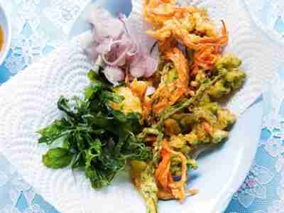 Salat aus frittierten Blättern und Blüten (Yam Pak Grob)