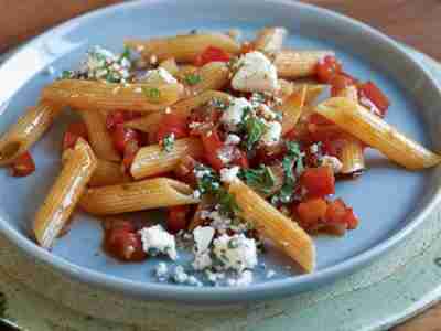 Paprikasugo mit Minze-Feta