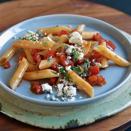 Paprikasugo mit Minze-Feta