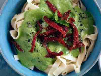 Brokkolisahne mit getrockneten Tomaten