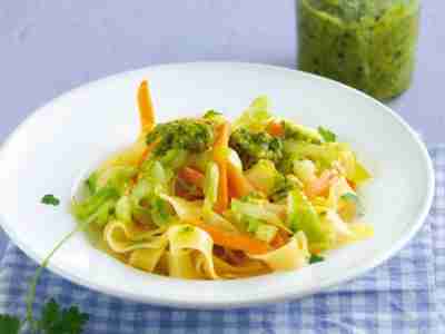 Spitzkohl-Nudeln mit Pistazien-Pesto