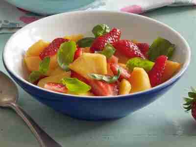 Ananas-Erdbeer-Salat mit Basilikum