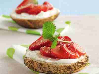 Mohnbrötchen mit Erdbeeren