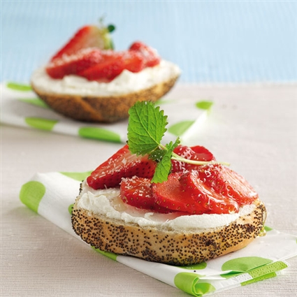 Mohnbrötchen mit Erdbeeren