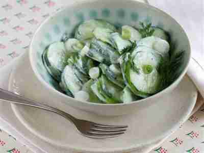 Gurkensalat mit Frühlingszwiebeln