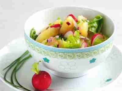 Kartoffelsalat mit Radieschen mit Römersalat