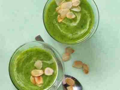 Brokkolisuppe mit Mandeln