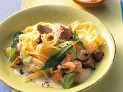 Bandnudeln mit Wildschwein und frittiertem Salbei