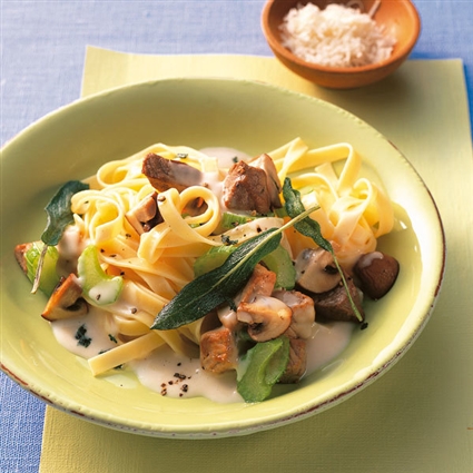 Bandnudeln mit Wildschwein und frittiertem Salbei