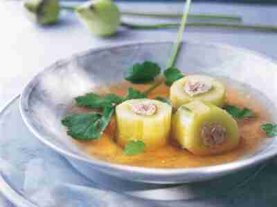 Suppe mit gefüllten Gurken