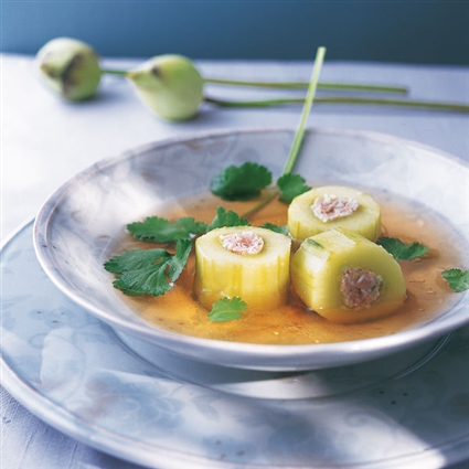 Suppe mit gefüllten Gurken