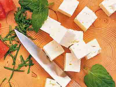 Tomaten-Feta-Salat mit Minze und Walnüssen