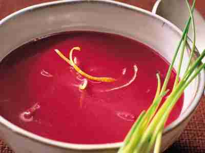 Rote-Beten-Suppe mit Wasabi und Zitrone