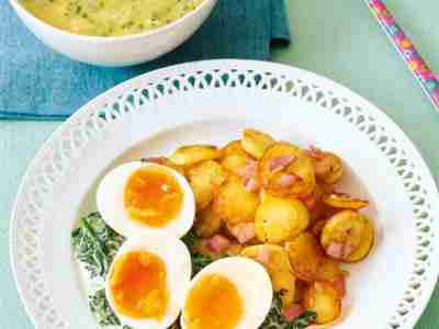 Spinat-Kartoffelbrei mit Ei fürs Baby, Wachseier mit Spinat und Bratkartoffeln für die Mutter