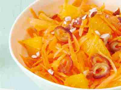 Möhren-Orangen-Salat mit Datteln & Mandeln