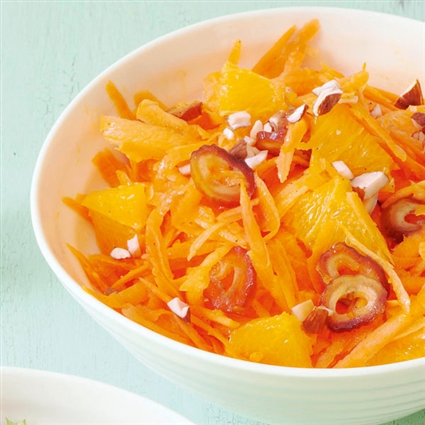 Möhren-Orangen-Salat mit Datteln & Mandeln