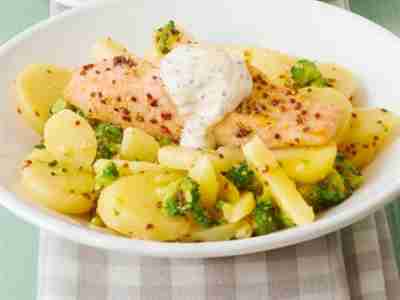 Kartoffel-Brokkoli-Salat mit Lachs