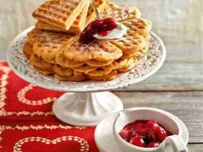 Lebkuchenwaffeln mit heißen Gewürzkirschen