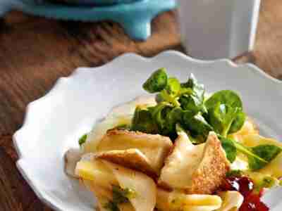 Topinambur-Feldsalat mit gebackenem Camembert