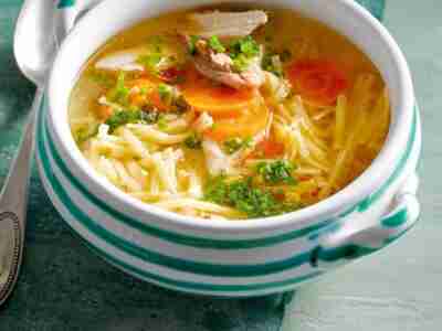 Feine Hühnersuppe mit Nudeln