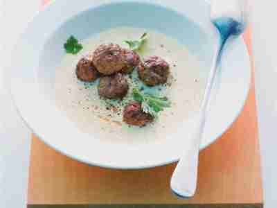 Maiscremesuppe mit Scharfen Hackbällchen