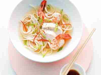 Asiatische Nudelsuppe mit Huhn und Garnelen