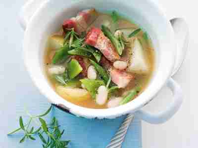Bohneneintopf mit Birnen und Speck