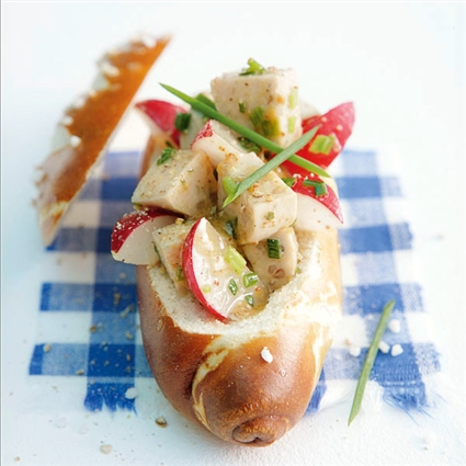 Mini-Laugenstangen mit Radieschen-Weisswurst-Salat