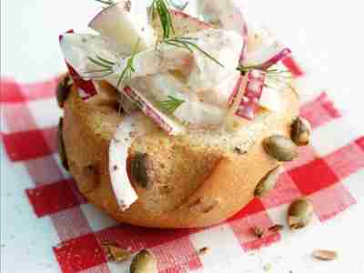 Mini-Kürbiskernbrötchen mit Forellen-Apfel-Salat