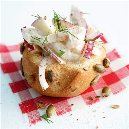 Mini-Kürbiskernbrötchen mit Forellen-Apfel-Salat