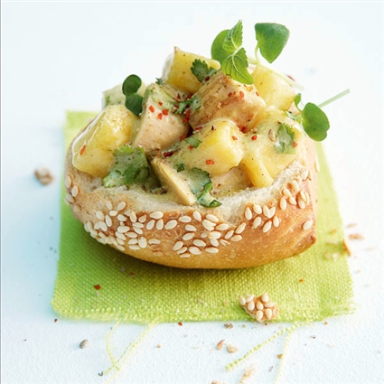 Mini-Sesambrötchen mit Geflügelsalat