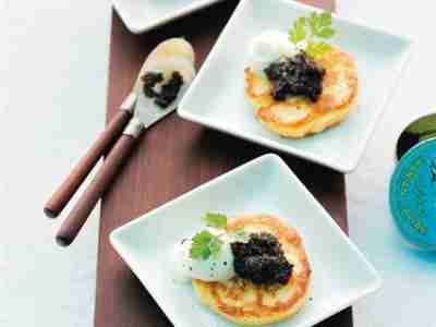 Blumenkohl-Blini mit Kaviar und Crème Fraîche