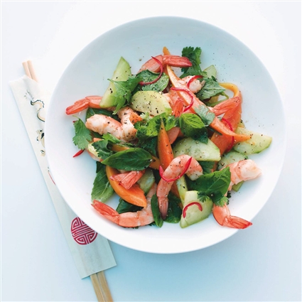 Asiasalat mit Garnelen, Papaya und Gurken