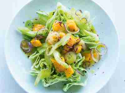 Romanasalat mit Mango und Staudensellerie
