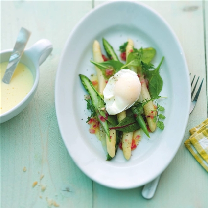 Lauwarmer Spargelsalat mit Pochiertem Ei