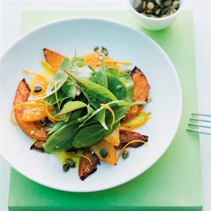 Kürbisspalten mit Orangen und Blattsalat