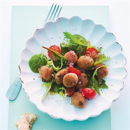 Blattsalat mit Pfifferling-Gnocchi und Tomaten