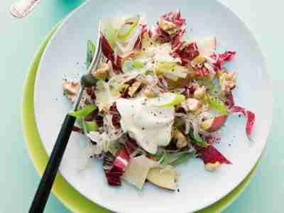 Sauerkraut-Apfel-Salat mit Radicchio und Nüssen
