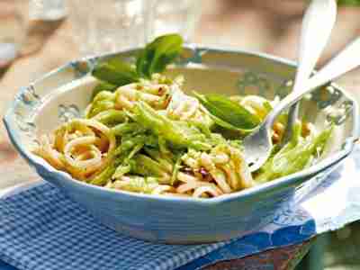 Linguine mit grünen Bohnen und Pesto
