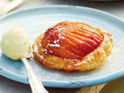 Pfirsich-Schwestern mit Champagnersorbet