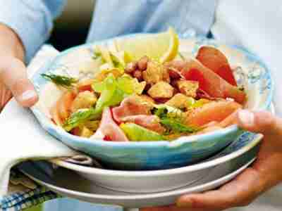 Sommersalat mit Melone, Bohnen, Parmaschinken, Romana und Röstbrot