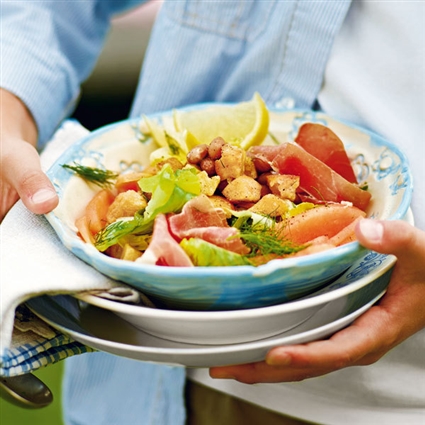 Sommersalat mit Melone, Bohnen, Parmaschinken, Romana und Röstbrot