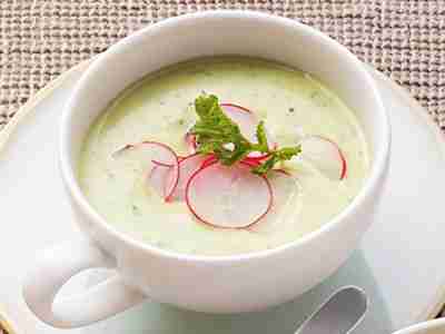 Cremesuppe von Kartoffeln und Radieschenblättern