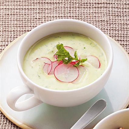 Cremesuppe von Kartoffeln und Radieschenblättern