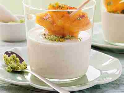 Sauerrahm-Panna-cotta mit Minze-Ananas