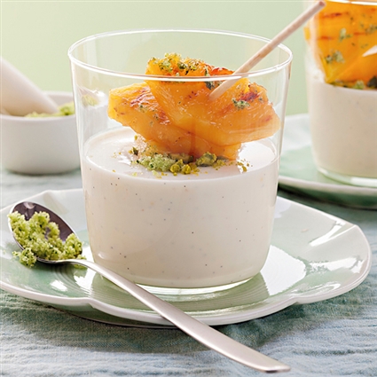 Sauerrahm-Panna-cotta mit Minze-Ananas